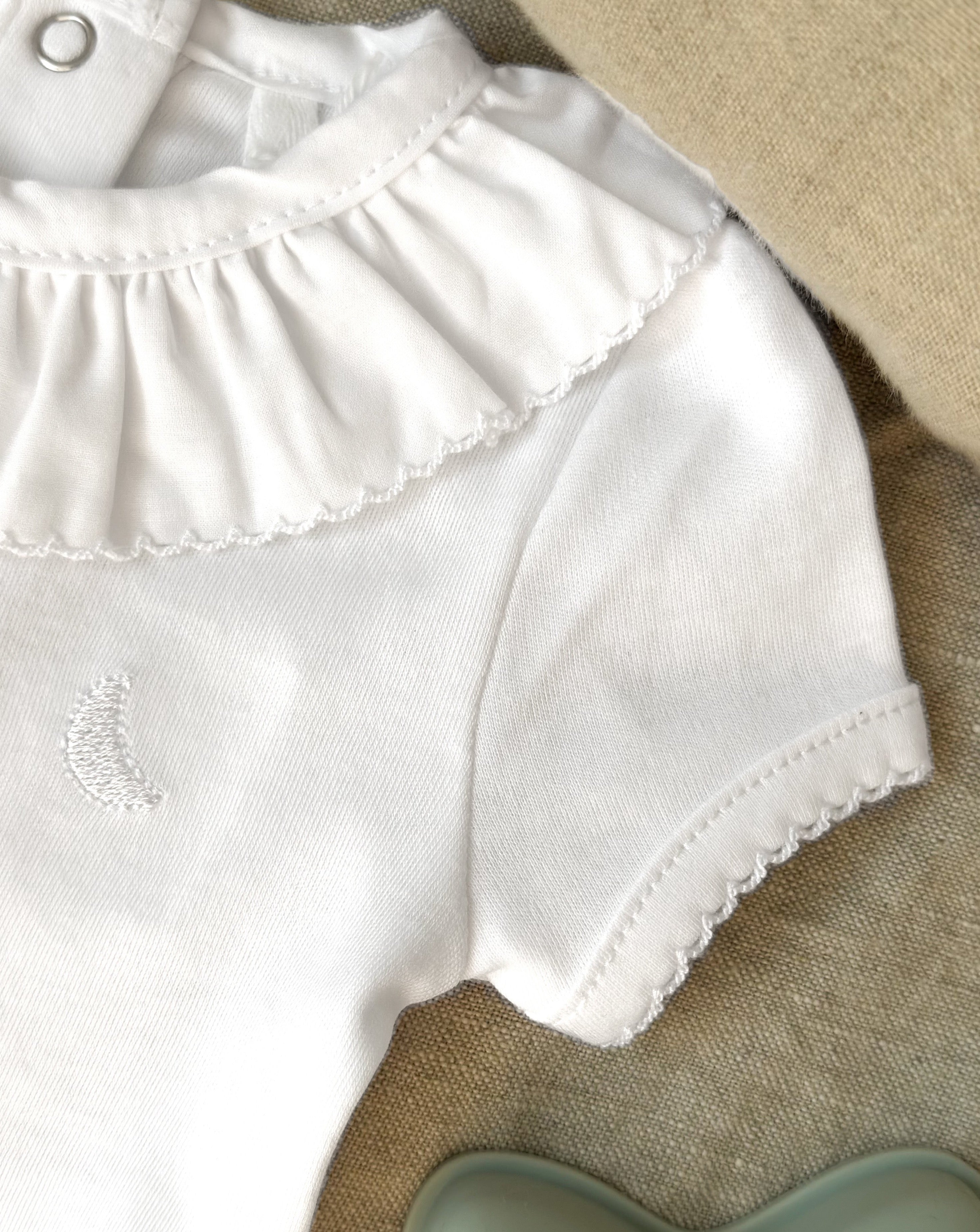 Body blanc à manches courtes et col à volants