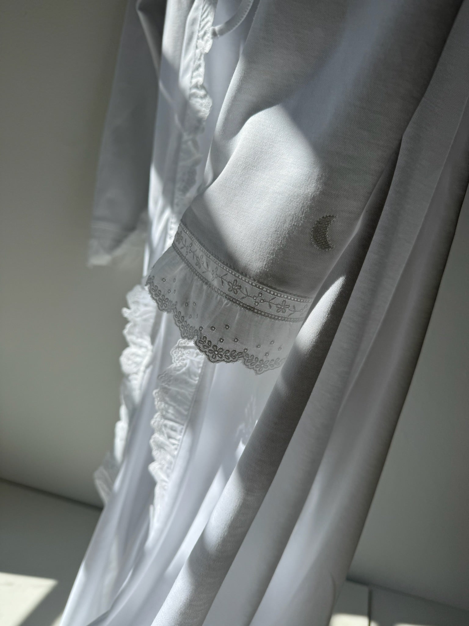 Robe pour femme avec bande brodée blanche