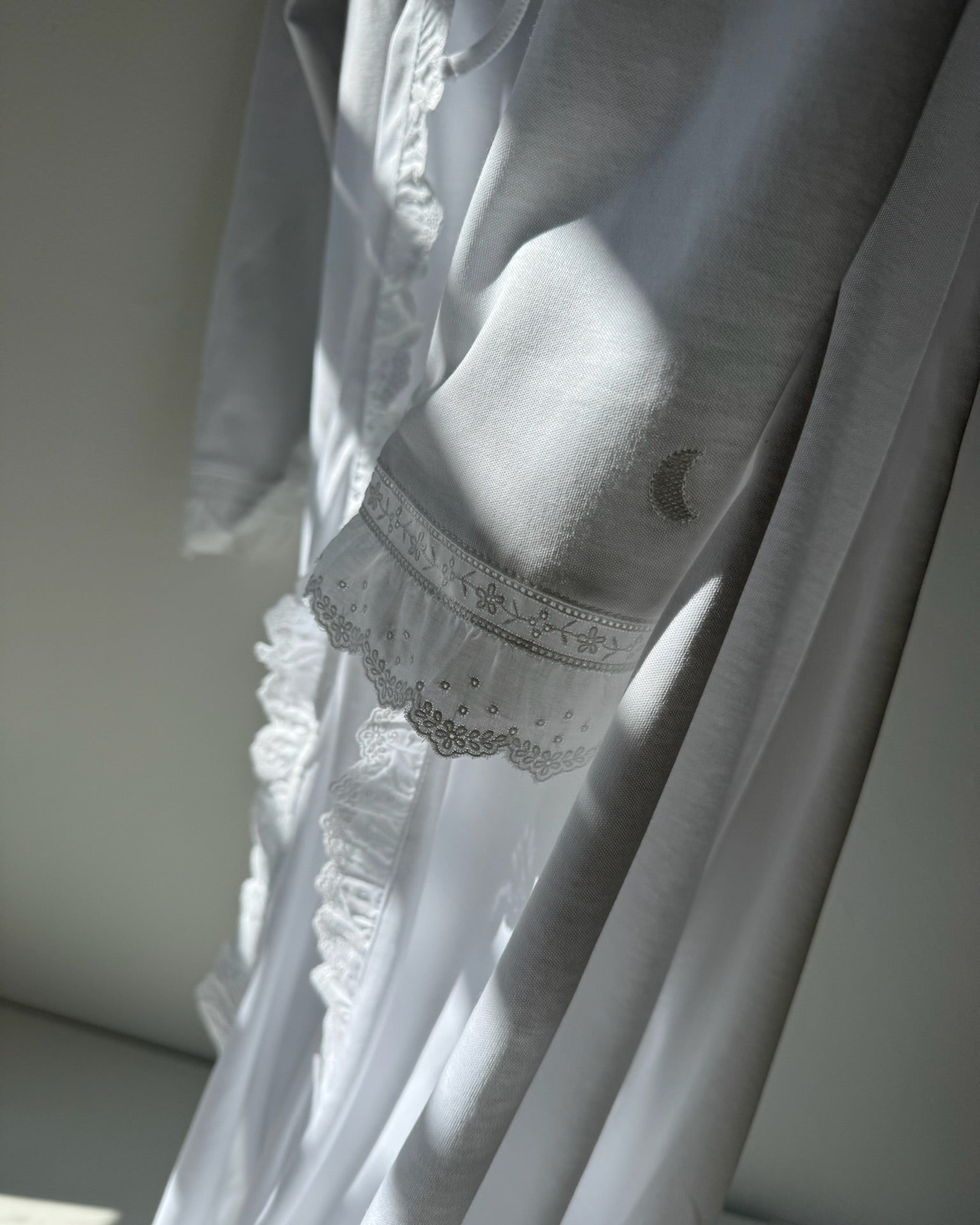 Robe pour femme avec bande brodée blanche