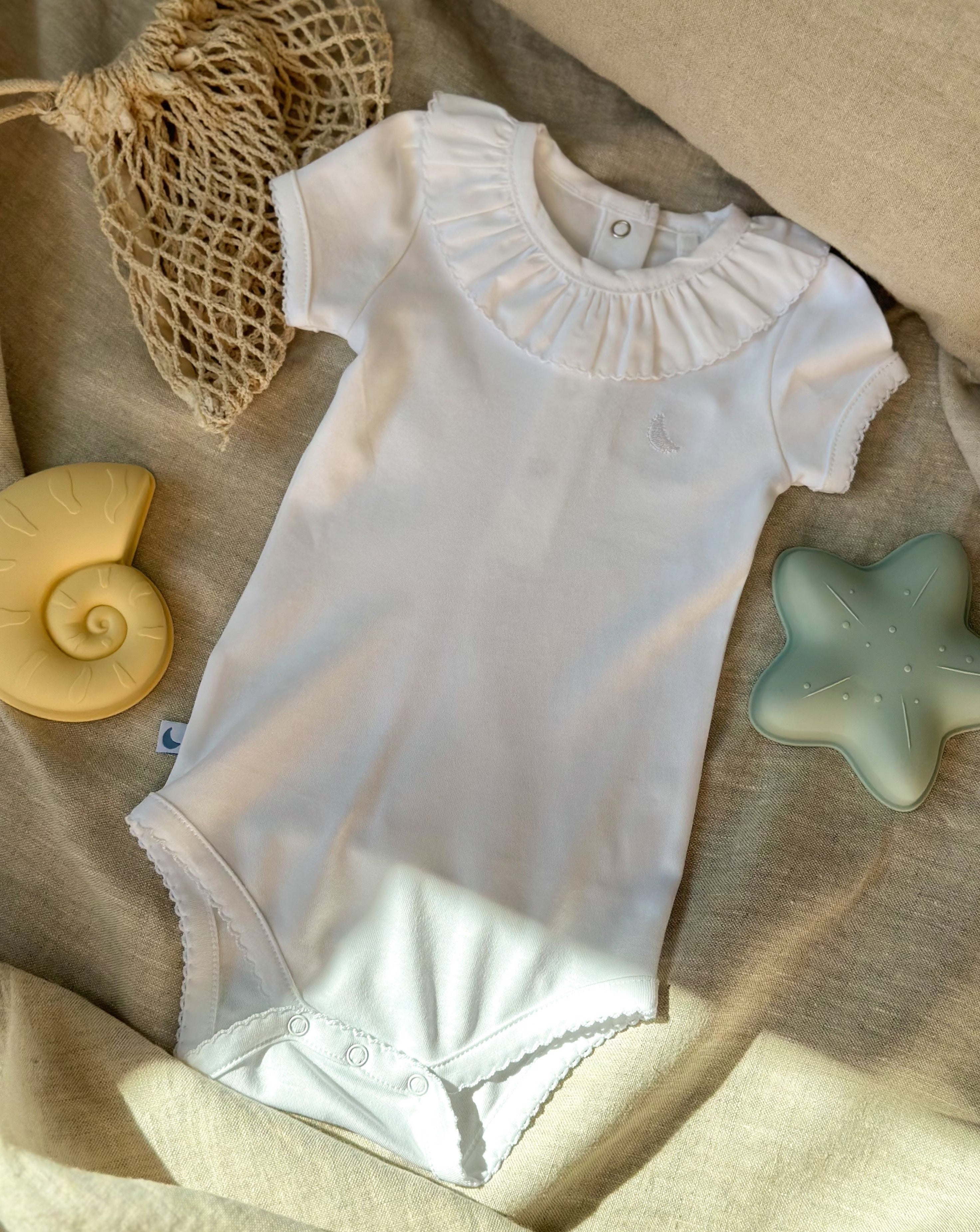 Body blanc à manches courtes et col à volants