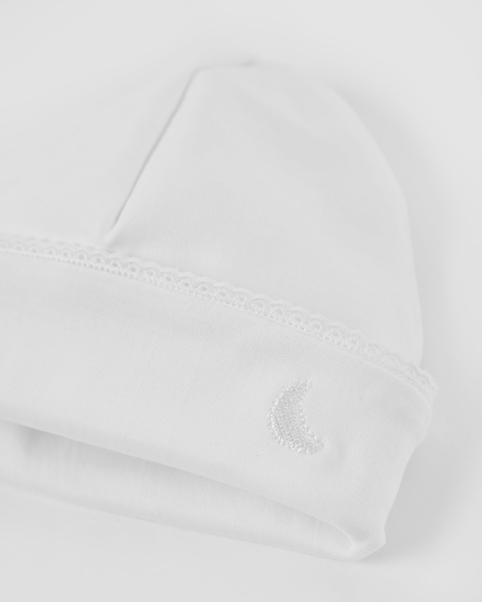 Bonnet bébé à rayures blanches brodées