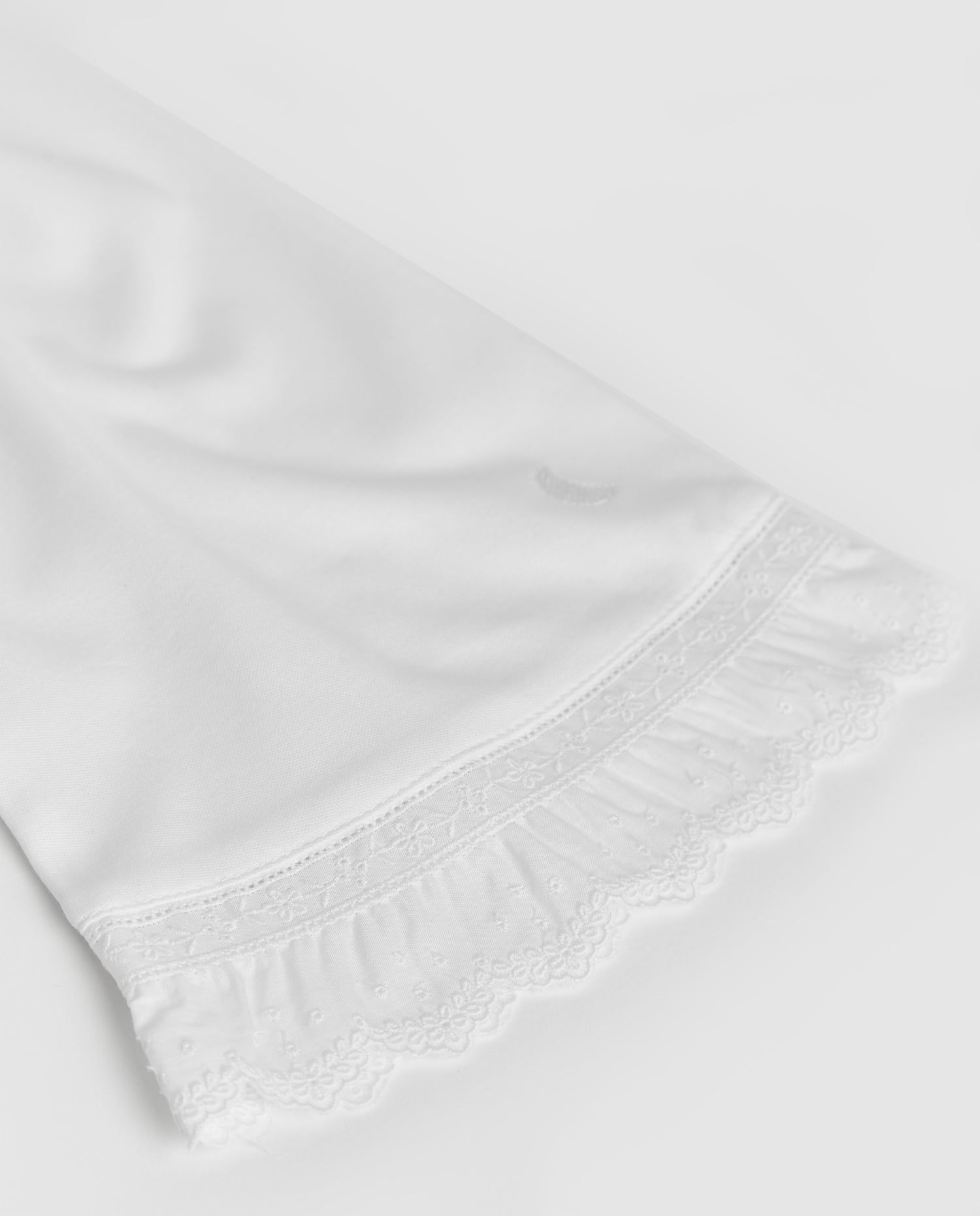 Robe pour femme avec bande brodée blanche