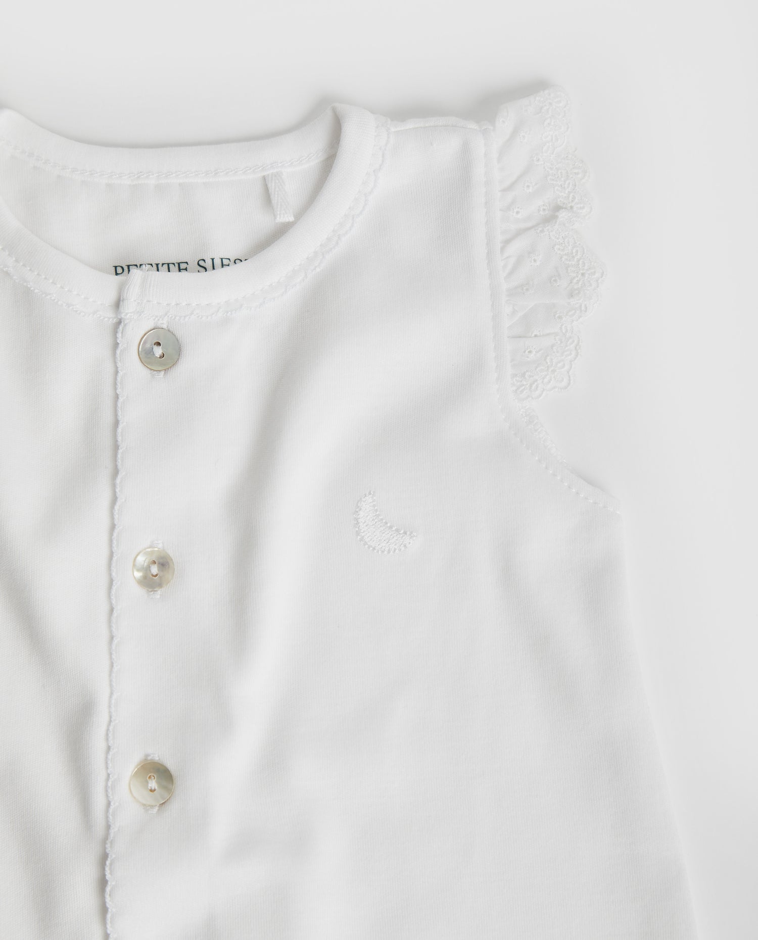 Pyjama bébé court à rayures blanches brodées
