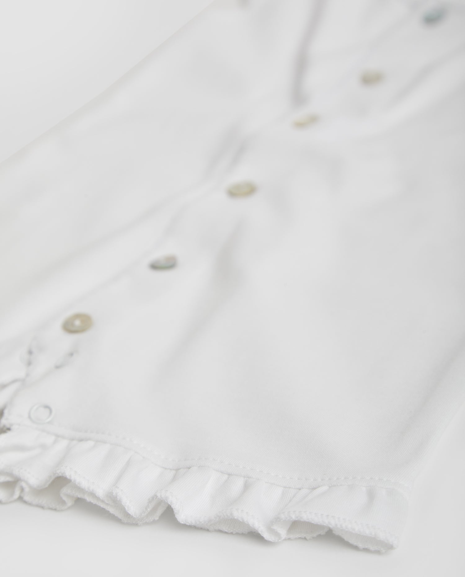 Pyjama bébé court à rayures blanches brodées